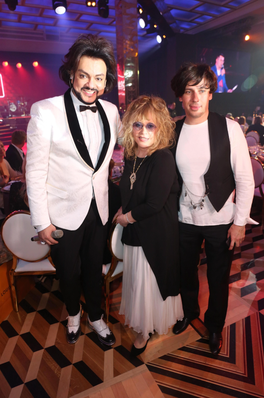 Признаются в любви и публикуют совместные фото: как бывший и нынешний мужья поздравили Аллу Пугачеву с днем рождения Признаются в любви и публикуют совместные фото: как бывший и нынешний мужья поздравили Аллу Пугачеву с днем рождения Пугачева, Галкин, Максим, певица, Киркоров, также, Киркорова, время, Пугачевой, Примадонне, замуж, поздравил, вышла, часть, артиста, когда, после, развода, жизни, последнее