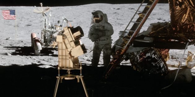 Полёты на Луну до сих пор у многих вызывают сомнения: на фотографиях не видно звёзд
