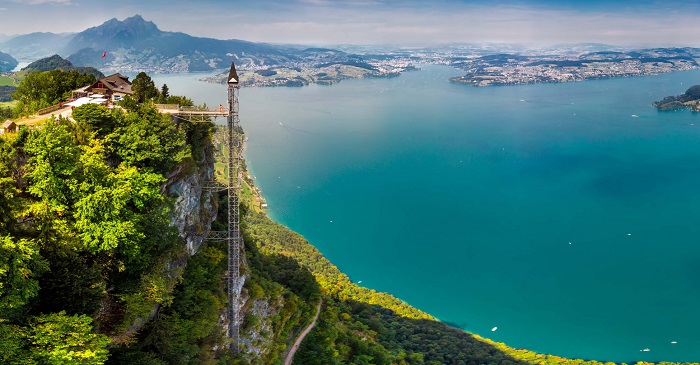 Швейцарский лифт-башенка. /Фото: lakelucerne.ch