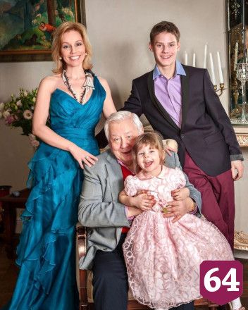 Опубликованы редкие фото семьи легендарного актера из Саратова