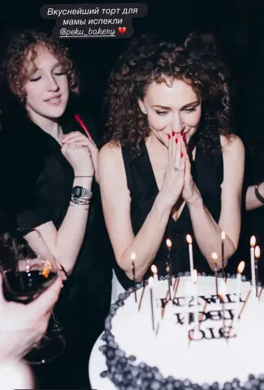 Фотосессия в купальнике и праздник с дочерьми: Ксения Раппопорт показала, как отметила 52-й день рождения Раппопорт, актриса, Тарасова, рождения, РаппопортКсения, поделилась, невероятная, грамма, дочерью, позирует, Аглая, соцсетях, Аглаю, женщина, честь, Ксении, Ксения, родила, появилась, коллеге