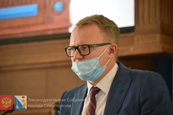 Севастопольский чиновник Евгений Горлов мужественно отвечал на вопросы парламентариев