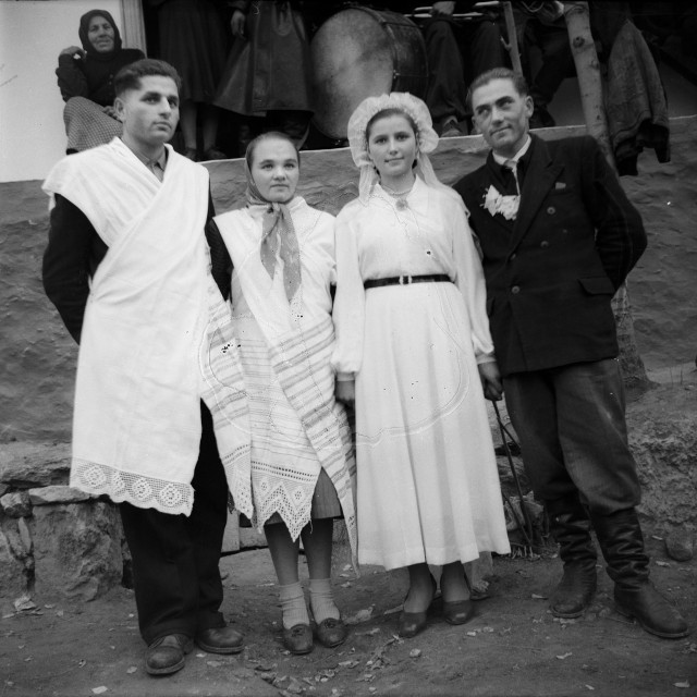 Архив сельского фотографа  СССР : в заброшенном доме нашли тысячи снимков 1950-70-х годов Галушка, будни, чемодан, Рошиетичь, фотографалюбителя, Кушнир, чердаке, советского, племянник, обладателем, объезжал, фотоаппарата, «Любитель», вернувшийся, велосипеде, соседние, армии, колхозе, научил, Фотографировать