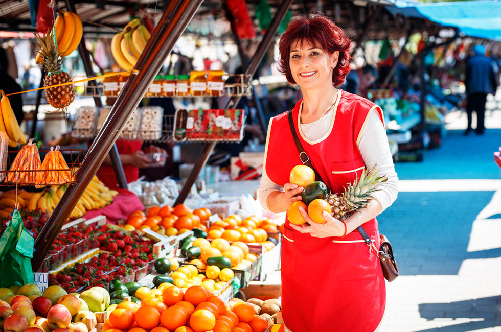 Покупки на рынке. Продавец фруктов на рынке. Продавщица на рынке фруктов. Продавщица овощей на рынке. Продавец овощей и фруктов.