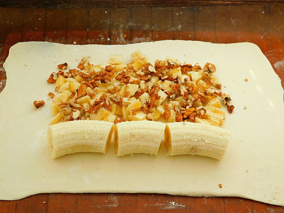 Слоеное тесто, банан, орехи