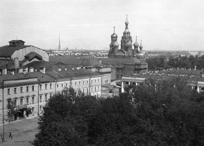 Слева Михайловский театр, в центре собор Спас-на-Крови, справа за деревами корпус Русского музея. СССР, Ленинград, 1935 год.