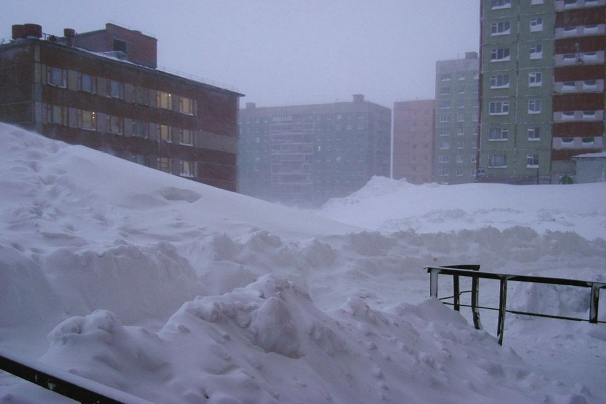 Серый зимний город. Воркута полярный круг. Норильск пурга сугробы. Снежная буря в комсомольске на амуре в 2014 году. Комсомольск на амуре снегопад 2014.