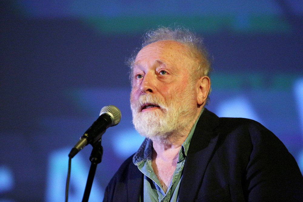 Пишет сказки, стирая палец в кровь: Кто обрёк на нищету "особенную" дочь Баталова? Пишет сказки, стирая палец в кровь: Кто обрёк на нищету "особенную" дочь Баталова? россия