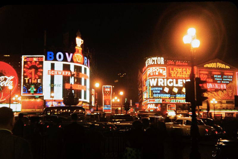 Взрыв из прошлого: цветные снимки Лондона с 1956 по 1958