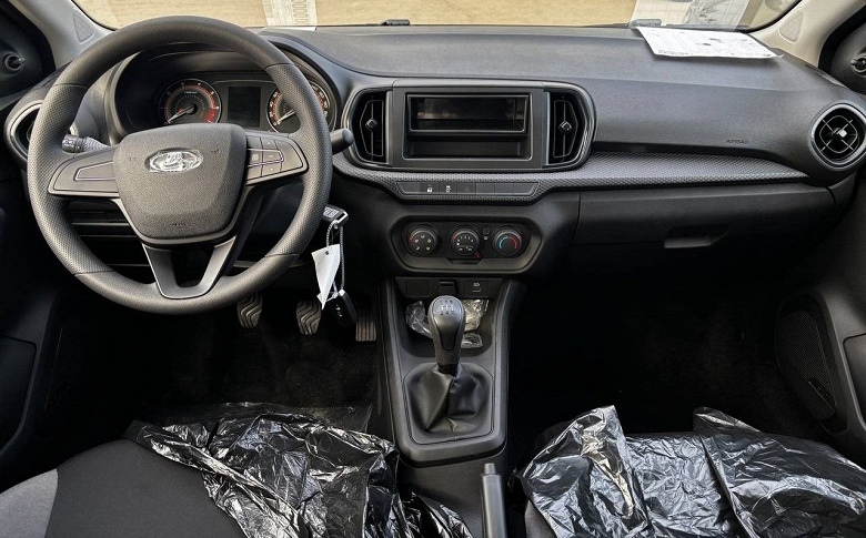 Так выглядит самая дешевая Lada Iskra: машину в редкой начальной комплектации засняли на фото
