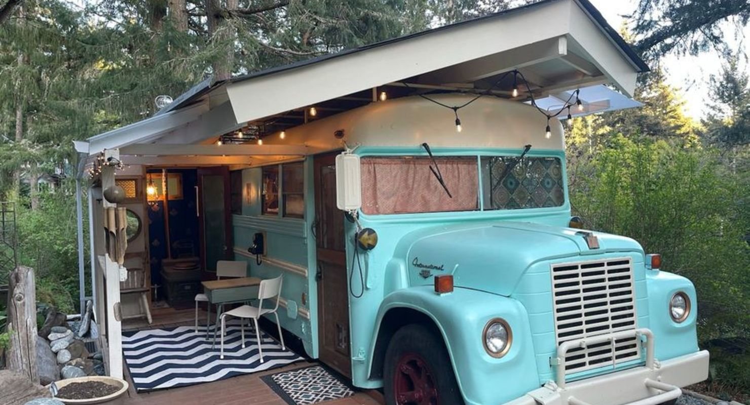 Старый школьный автобус превратили в уютный гостевой дом с ретро-интерьером