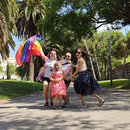 ЛГБТ-семья из скандальной рекламы "Вкусвилла" покинула Россию и переехала в Испанию мынеошибка,Новости,равенствосемей