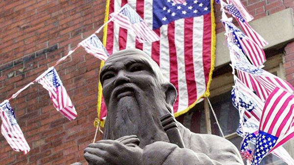 Статуя китайского философа Конфуция в китайском квартале Бостона