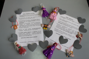 На Камчатке в преддверии Дня матери инспекторы ГИБДД вместе со школьниками подарили мамам светооражающие «сердца»