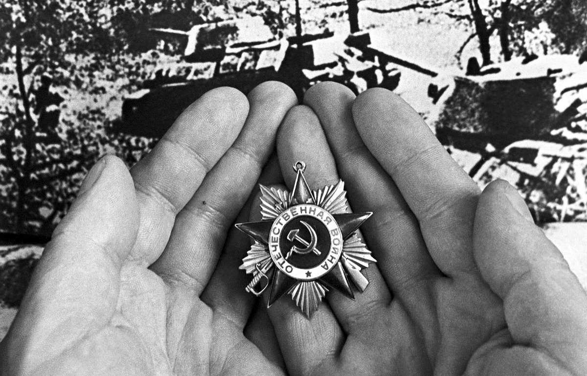 В 1977 году Яков Джугашвили посмертно был награжден Орденом Отечественной войны I степени. 