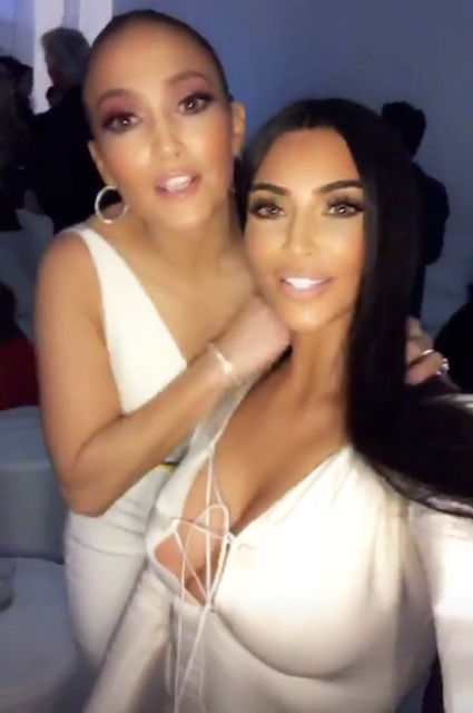 Катание на санках и танцы до утра: сестры Кардашьян-Дженнер отметили Рождество вместе с Джей Ло и Пэрис Хилтон новости