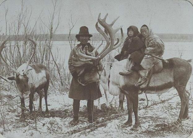 Шаман Николай Дондин и его дочери | Фото В. Шишкова | Источник: МАММ / МДФ