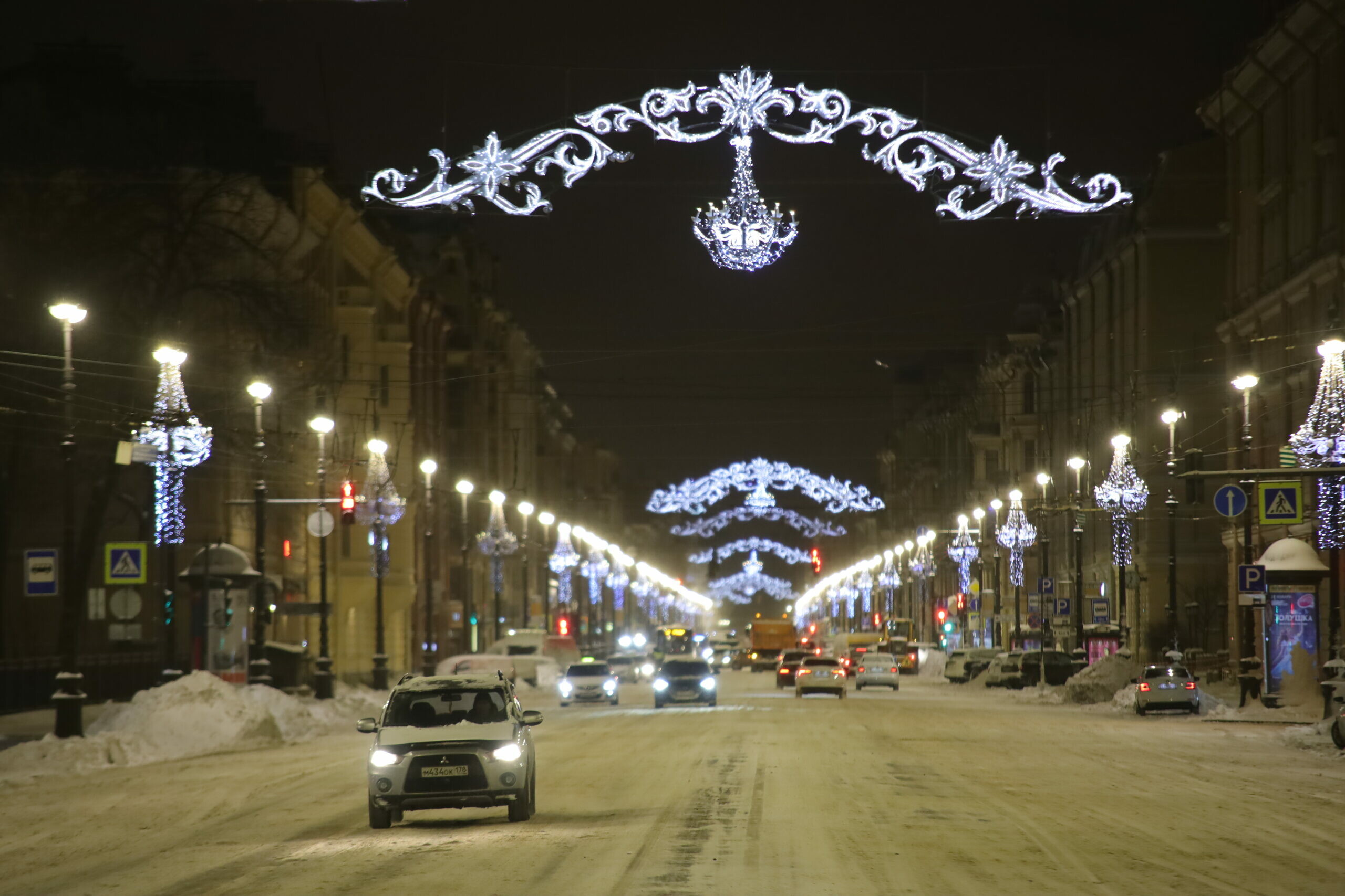 31 декабря в питере. Украшение города к новому году. Новый год в Питере. Петербург украсили капли. Новогодний мост СПБ.