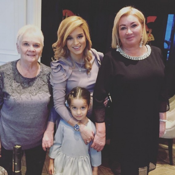 Дочки-матери: звездные мамы и мамы звезд Дочки-матери: звездные мамы и мамы звезд