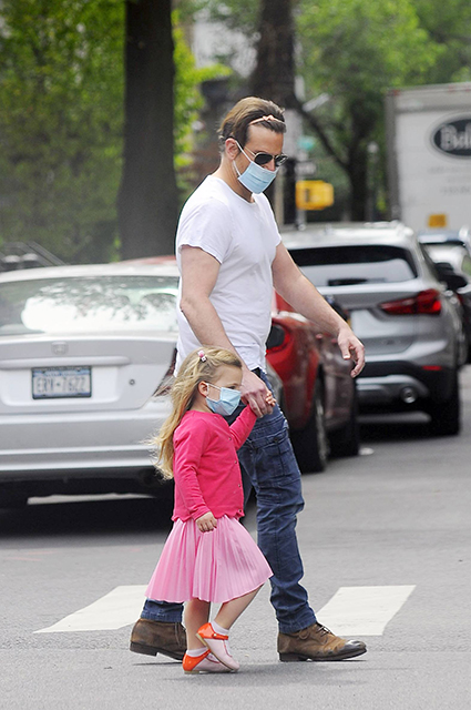 Брэдли Купер погулял с дочерью Леей в Нью-Йорке (и примерил ее повязку для волос)
