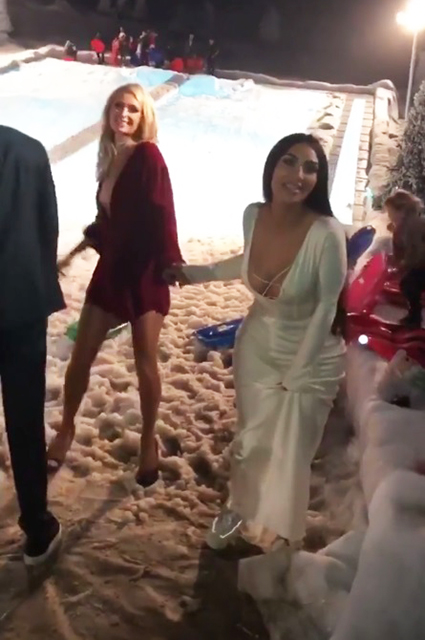 Катание на санках и танцы до утра: сестры Кардашьян-Дженнер отметили Рождество вместе с Джей Ло и Пэрис Хилтон новости