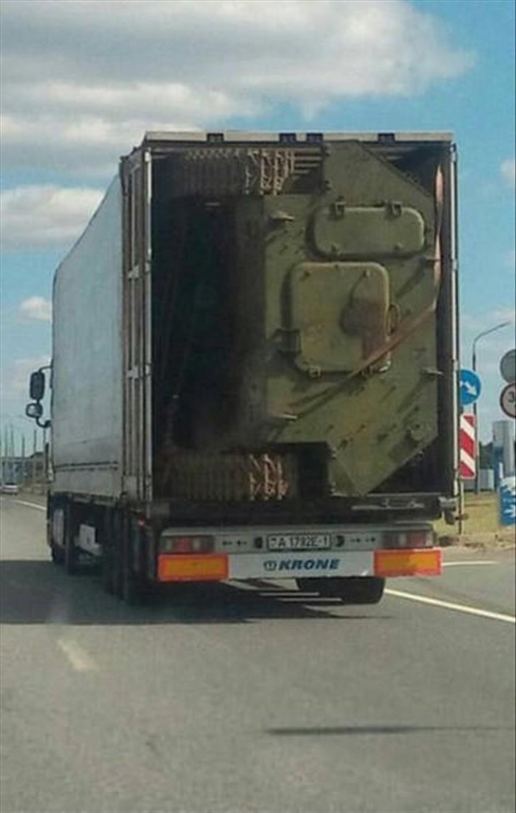 БТР устал и решил, что своим ходом он дальше не поедет автомобили, грузы, дорога, прикол, юмор