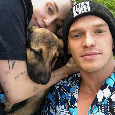 Майли Сайрус и Коди Симпсон угостили бесплатным обедом медиков Лос-Анджелеса Майли Сайрус и Коди Симпсон угостили бесплатным обедом медиков Лос-Анджелеса Звезды,Звездные пары