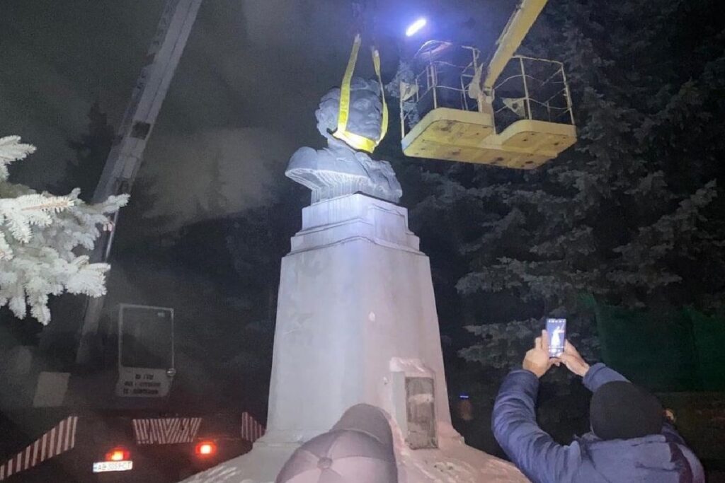 На Украине демонтировали памятники Пушкину и Суворову