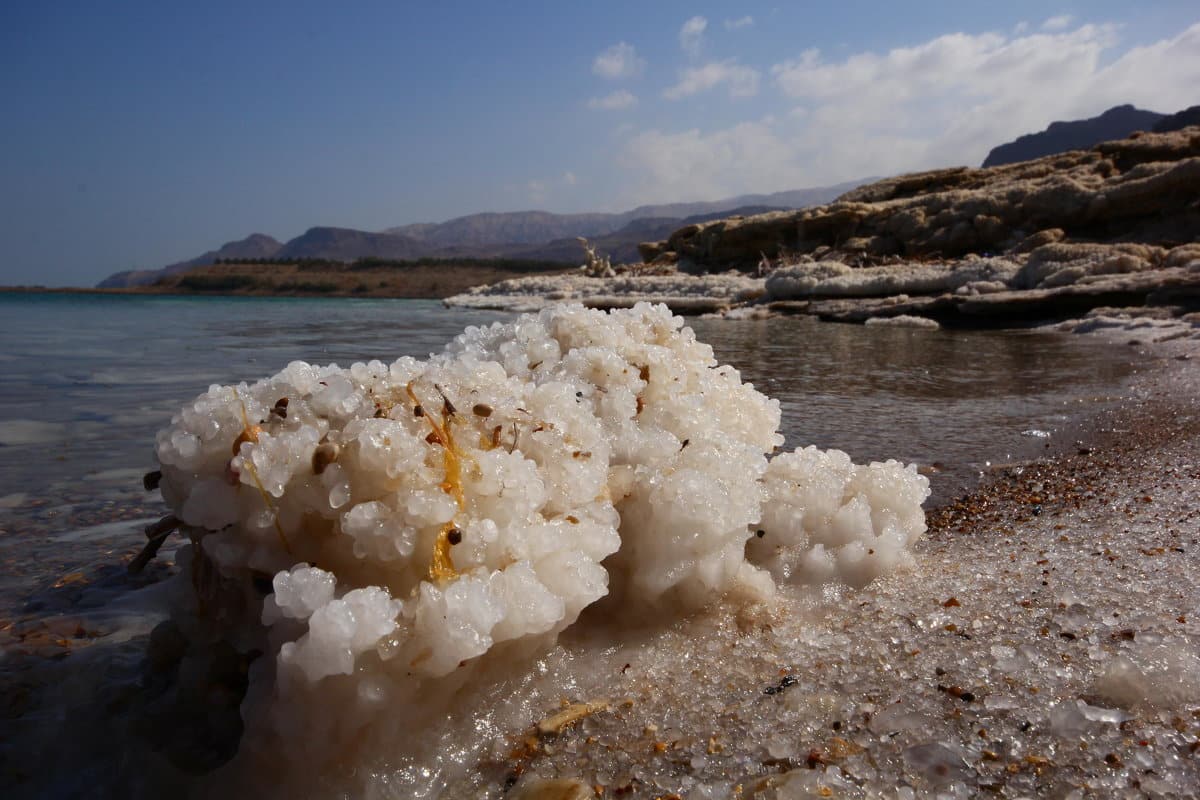 Природа солей. Кристаллы соли мертвого моря. Солончак мёртвое море, Иордания .. Солончаки Кристаллы. Мертвое море солевые Кристаллы.