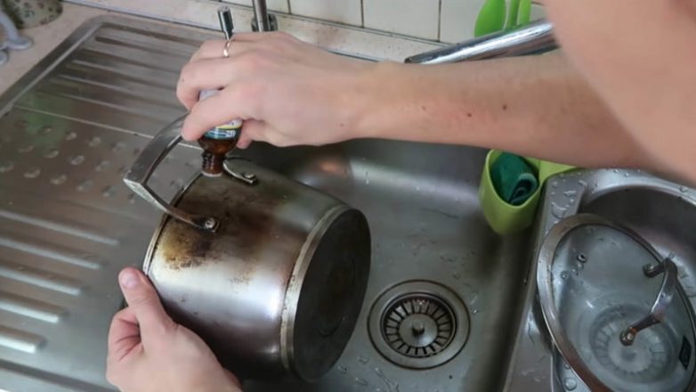 Как почистить кастрюлю корвалолом