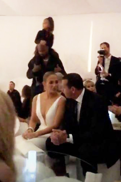 Катание на санках и танцы до утра: сестры Кардашьян-Дженнер отметили Рождество вместе с Джей Ло и Пэрис Хилтон новости