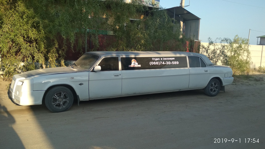 Владелец превратил лимузин «Волга» в ужасную реплику Rolls-Royce, чтобы привлечь молодоженов Владелец превратил лимузин «Волга» в ужасную реплику Rolls-Royce, чтобы привлечь молодоженов авто и мото,автоновости