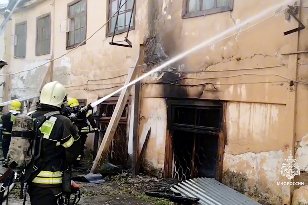 МЧС: спасатели локализовали возгорание в административном здании в Москве