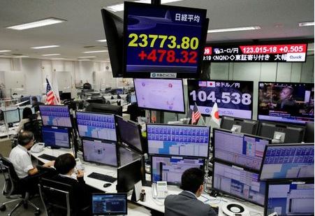 A monitor shows Nikkei stock index at a foreign exchange trading company in Tokyo, Japan November 4, 2020. REUTERS/Kim Kyung-Hoon