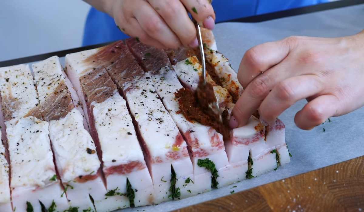 Холодные закуски из сала на праздничный стол зеленью, через, закуски, праздничный, Перед, рулет, паприкой, пресс, смешайте, зелени, надрезы, этого, чтобы, приготовить, затем, Древнего, чеснок, пропущенный, добавьте, ценили