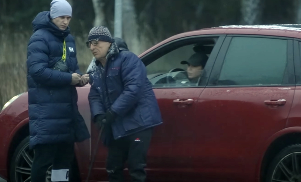 Мужчину переодели в бездомного и вывели на Рублевку: видеоэксперимент, помогут ли ему богачи