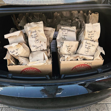 Майли Сайрус и Коди Симпсон угостили бесплатным обедом медиков Лос-Анджелеса Майли Сайрус и Коди Симпсон угостили бесплатным обедом медиков Лос-Анджелеса Звезды,Звездные пары