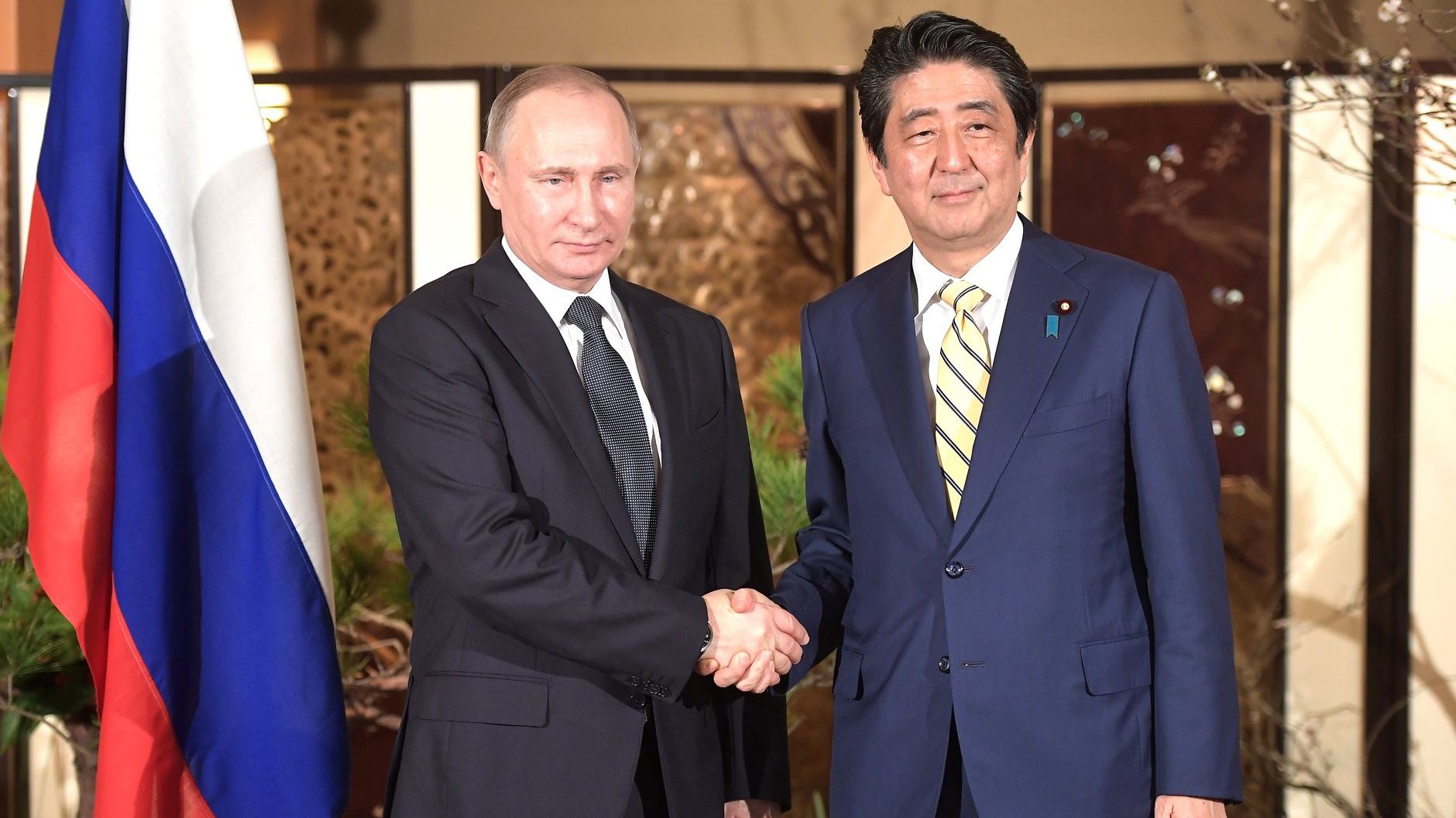 Экс-премьер Японии Синдзо Абэ стремился к улучшению отношений с Россией из-за Китая