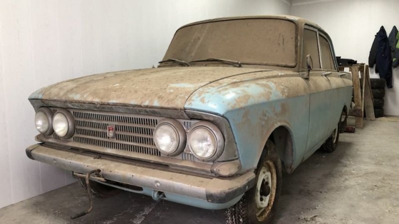 Омич обнаружил «Москвич» в гараже, который не открывали 20 лет