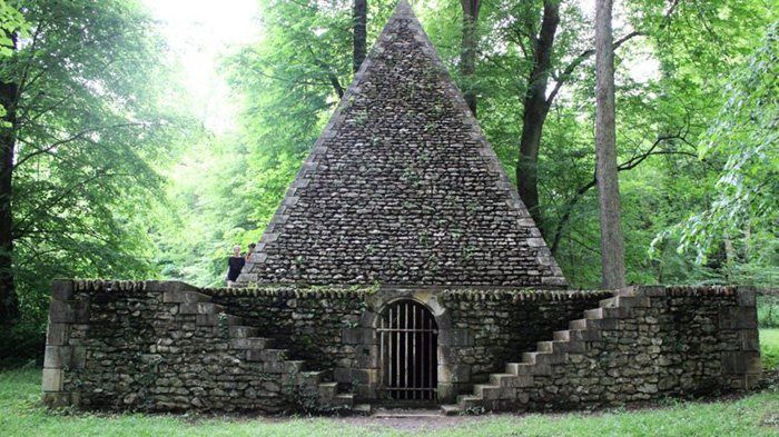 Пирамида, которую бывает сложно найти в парке.