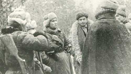 Михаил Наумов с партизанами