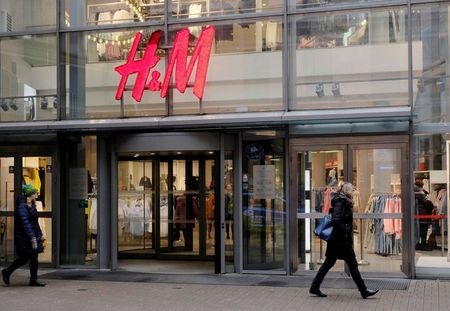 Магазин компании H&M в Риге, Латвия, 30 января 2020 года. REUTERS/Ints Kalnins