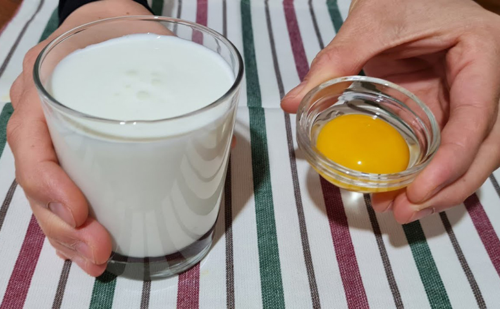 Превратили пол-литра магазинного молока в настоящий турецкий завтрак. Добавляем яйцо и сразу кладем по тарелкам