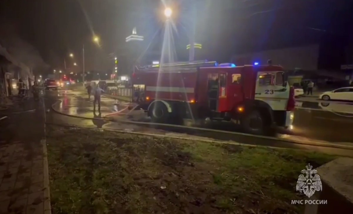 В Ставрополье ликвидировали пожар в торговом комплексе