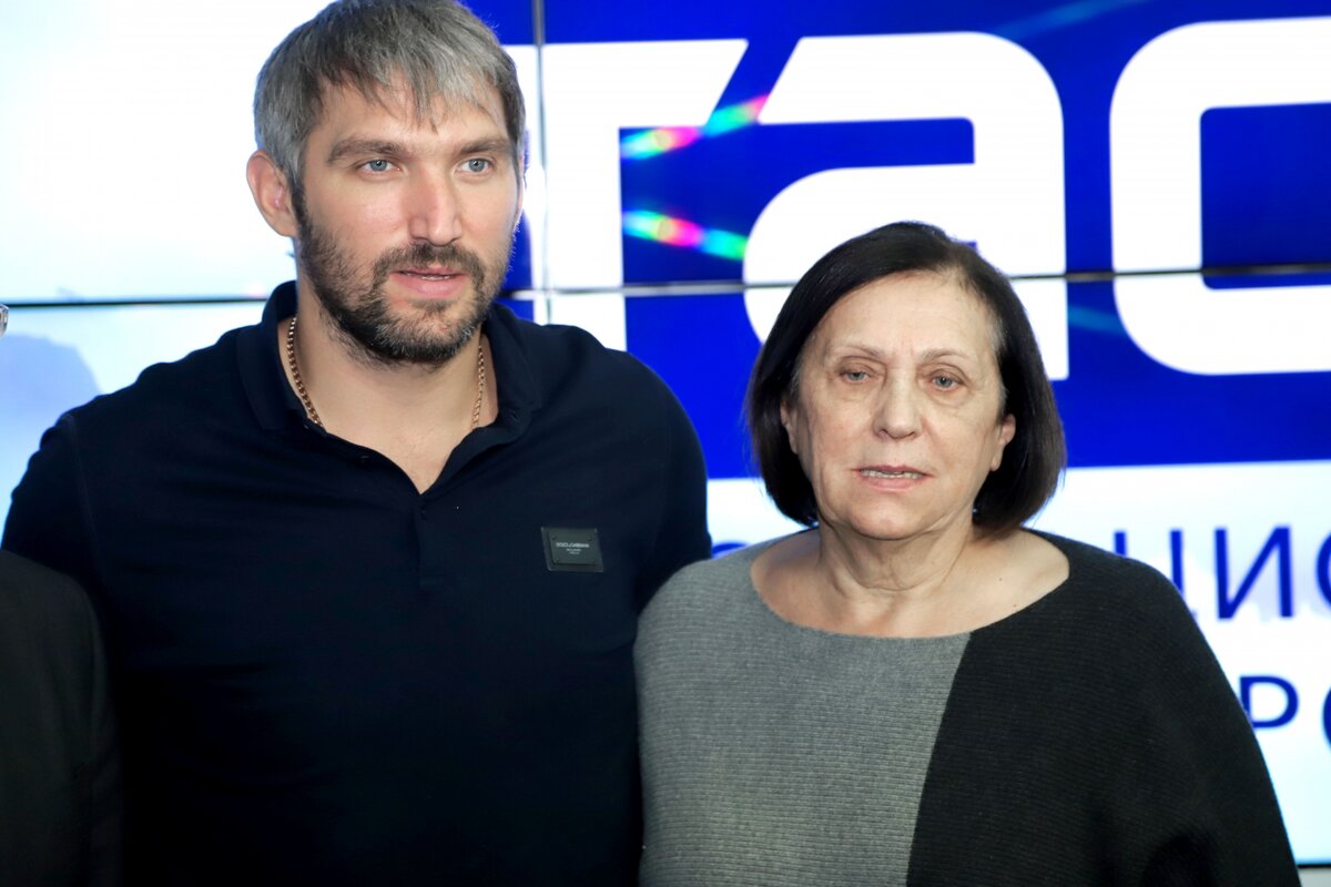    Александр Овечкин с мамой Татьяной ОвечкинойЛИПАТНИКОВ ИП // Personastars.com