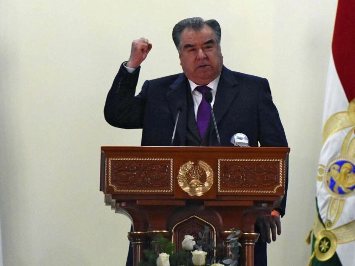 Лидеру нации Таджикистана Эмомали Рахмону 71 год. Из них 25 он у власти. Ни у кого это не вызывает никакой критики или осуждения...-4
