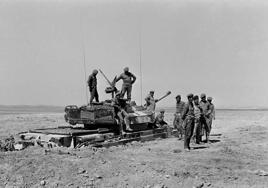 ​Иорданские солдаты возле вкопанного танка «Центурион». Сентябрь 1970 года - Фото дня: «Черный сентябрь» Иордании | Военно-исторический портал Warspot.ru