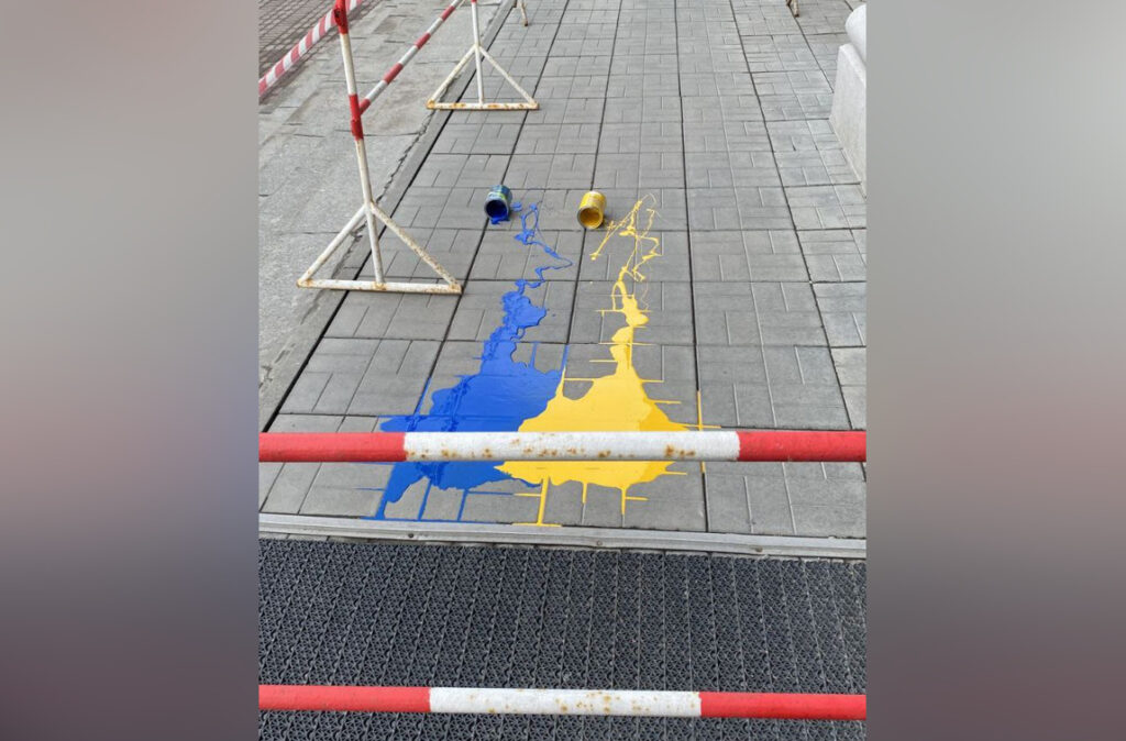 В Новосибирске крыльцо мэрии облили синей и жёлтой краской