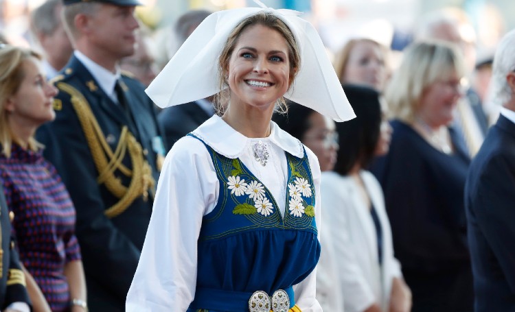 Принцесса Швеции Мадлен с мужем и детьми приехала на родину из США впервые за два года Монархи,Новости монархов