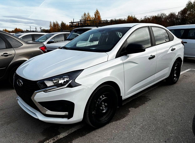 Так выглядит самая дешевая Lada Iskra: машину в редкой начальной комплектации засняли на фото
